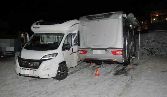 V Peci se kvůli smyku srazila dvě obytná auta. Jak zvládnout smyk?