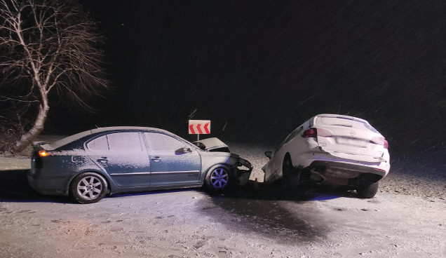 Mladík nezvládl jízdu po zasněžené silnici a srazil se s protijedoucím vozem