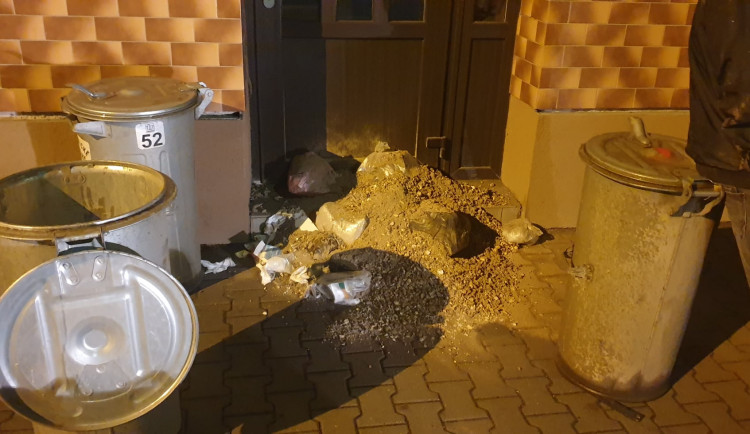 Nemá rád komunisty, tak jim přede dveře vysypal popelnice