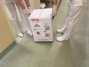 Do Karlovarské krajské nemocice dorazily první dávky vakcíny proti covid-19.