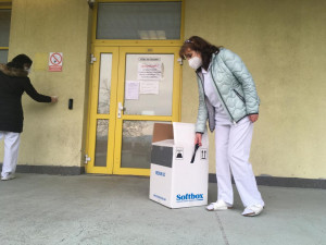 Do Karlovarské krajské nemocice dorazily první dávky vakcíny proti covid-19.