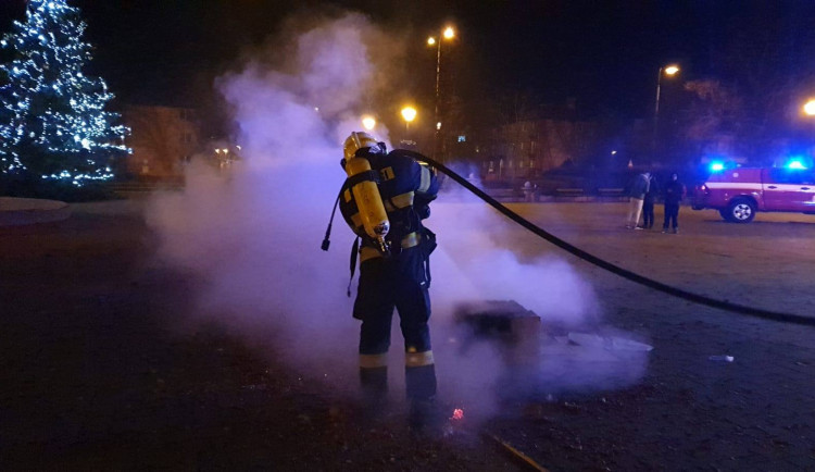 Neodpalujte zábavní pyrotechniku z oken nebo balkonů, varují hasiči