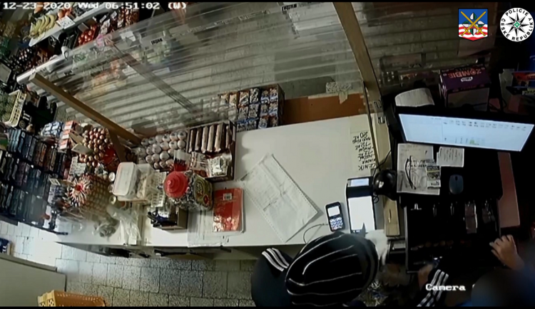 VIDEO: Dej mi peníze, nebo tě zabiju! Muž s nožem v ruce přepadl večerku