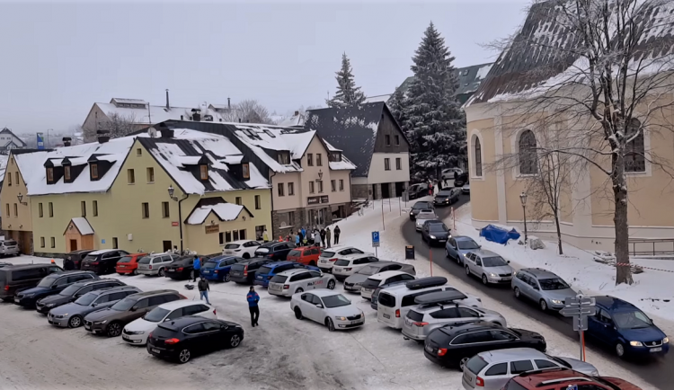 Centrum Božího Daru je narvané k prasknutí. Zvolte pro výlet jinou destinaci, prosí město