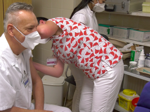 V Karlovarském kraji dnes začalo očkování proti nemoci covid-19