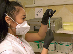 V Karlovarském kraji dnes začalo očkování proti nemoci covid-19