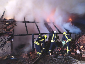 FOTO: Hasiče zaměstnal požár zemědělské usedlosti