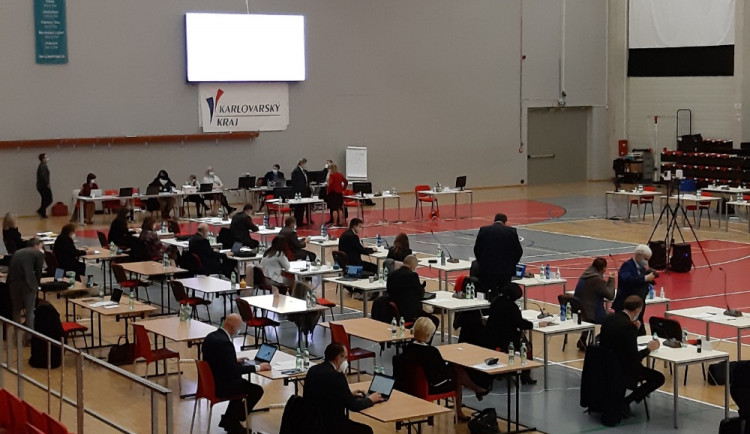 Krajští zastupitelé se mimořádně sejdou už v pondělí, schvalovat budou rozpočet a dotace