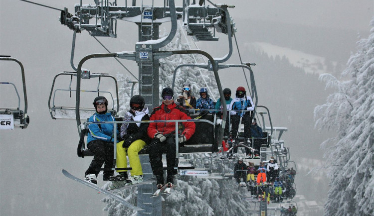 Skiareály zůstávají zavřené, přísná koronavirová opatření budou v Česku platit do 22. ledna