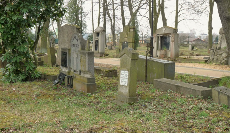 Chodov pokračuje s obnovou hrobů významných osobností města