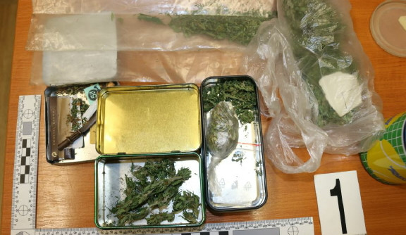 Zloděj na místě činu zapomněl své doklady a kilo marihuany