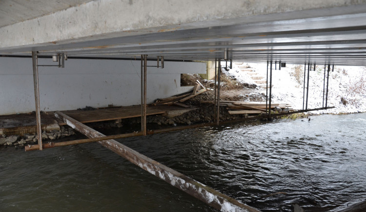 Práce na opravě mostu v Karlových Varech - Dvorech budou porbíhat hlavně pod mostem a mimo vozovku.