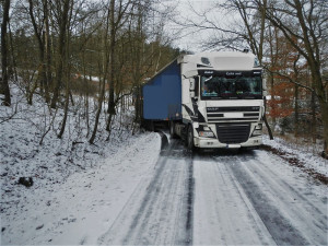 Sníh a náledí dělá problém hlavně kamionům, policie už uzavřela silnici kudy si zkracovali cestu
