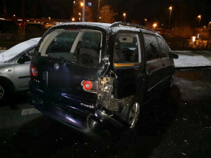 Sedmdesátiletý řidič autobusu poškodil 11 zaparkovaných aut