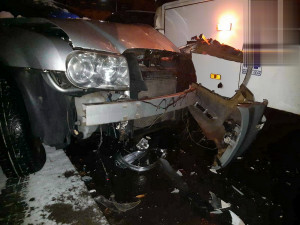 Sedmdesátiletý řidič autobusu poškodil 11 zaparkovaných aut