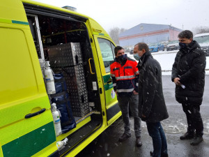 Krajští záchranáři dostali tři nové vozy, dva speciály pro mimořádné účely a malou sanitku