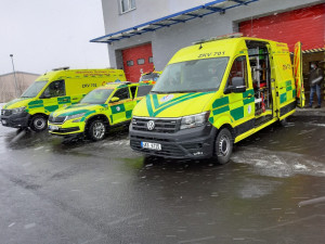 Krajští záchranáři dostali tři nové vozy, dva speciály pro mimořádné účely a malou sanitku