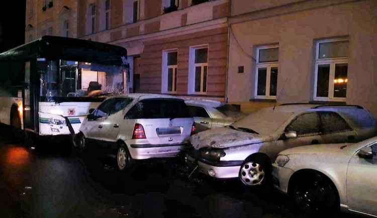 Sedmdesátiletý řidič autobusu poškodil 11 zaparkovaných aut