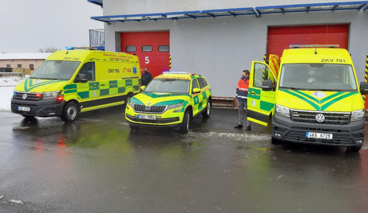 Krajští záchranáři dostali tři nové vozy, dva speciály pro mimořádné účely a malou sanitku