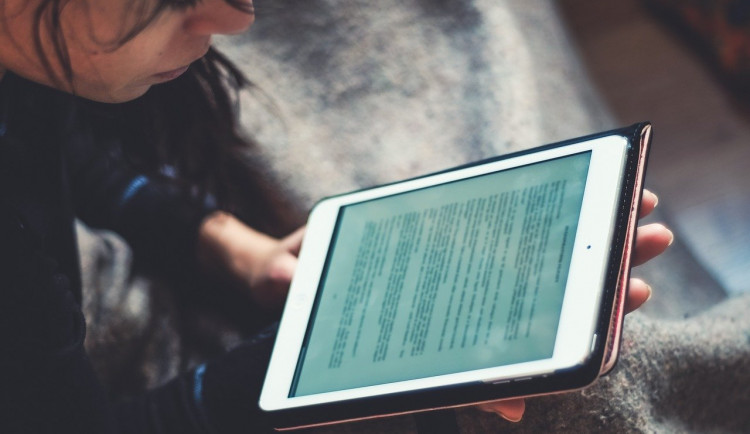 Krajská knihovna stále hledá cesty vstříc čtenáři, dnes začala půjčovat e-knihy