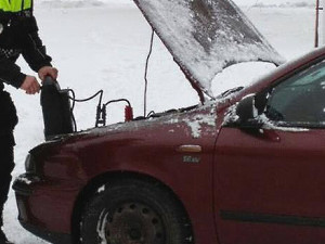 Strážníci městské policie pomáhají startovat promrzlá auta