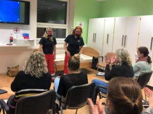 Špičkové nanomasky plzeňské firmy WPA dostal darem i Český červený kříž