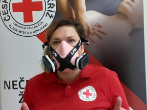 Špičkové nanomasky plzeňské firmy WPA dostal darem i Český červený kříž