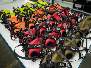 Špičkové nanomasky plzeňské firmy WPA dostal darem i Český červený kříž