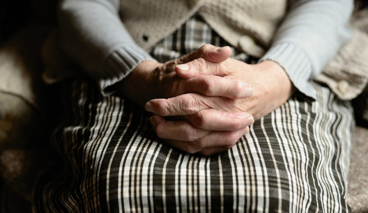 Zloděj na ulici okradl nic netušící seniorku a ještě si s ní popovídal