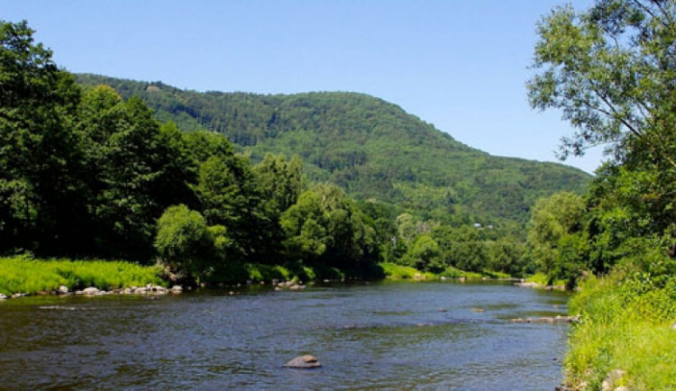 Karlovarským krajem a Bavorskem propluje vzkaz v láhvi