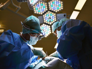 Ortopedi sokolovské nemocnice hrozí hromadnou výpovědí
