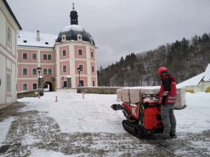 Napadaný sníh komplikuje stavební práce v areálu bečovského hradu
