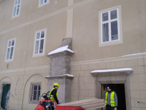 Napadaný sníh komplikuje stavební práce v areálu bečovského hradu