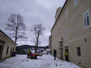 Napadaný sníh komplikuje stavební práce v areálu bečovského hradu