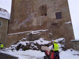 Napadaný sníh komplikuje stavební práce v areálu bečovského hradu