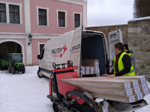 Napadaný sníh komplikuje stavební práce v areálu bečovského hradu