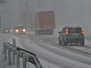 Dopravu v kraji komplikuje husté sněžení, kamiony na dálnici zablokovaly všechny jízdní pruhy
