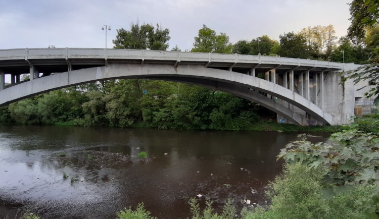Řidiče čekají dopravní komplikace, v Karlových Varech se budou zavírat mosty