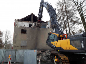 V Sokolově začala demolice vybydlených domů, nahradí je parkoviště