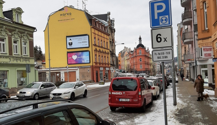 Nedostatek parkovacích míst řeší řidiči nedovoleným stáním na chodníku