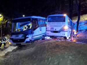 Dva linkové autobusy se srazily na namrzlé vozovce, zraněný je řidič a jeden cestující