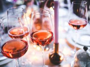 Na víno se kvóta pro obchody nevztahuje, uklidňují vinaři
