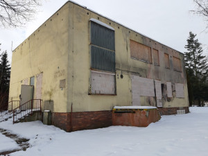 Vyhořelou výrobnu knedlíků chce město přestavět na moderní knihovnu