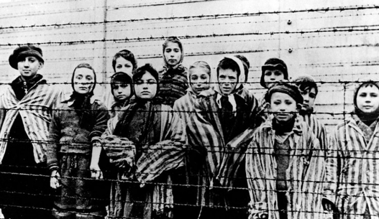 Svět si připomíná 76 let od osvobození Osvětimi, ze vzpomínek pamětníků dodnes mrazí