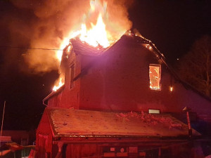 Velký požár rodinného domu, na místo zamířil vrtulník i pyrotechnik