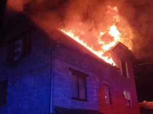 Požár zcela zničil rodinný dům, majitele do nemocnice převezl vrtulník