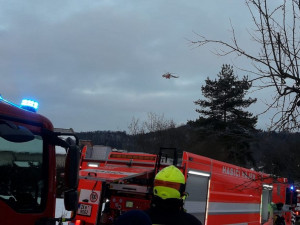 Požár zcela zničil rodinný dům, majitele do nemocnice převezl vrtulník