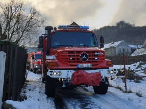 Požár zcela zničil rodinný dům, majitele do nemocnice převezl vrtulník