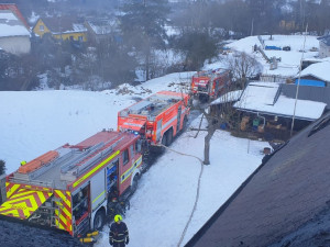 Požár zcela zničil rodinný dům, majitele do nemocnice převezl vrtulník
