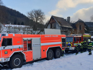 Požár zcela zničil rodinný dům, majitele do nemocnice převezl vrtulník